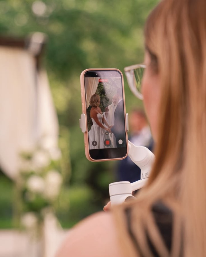 Grabando la ceremonia con celular y gimbal